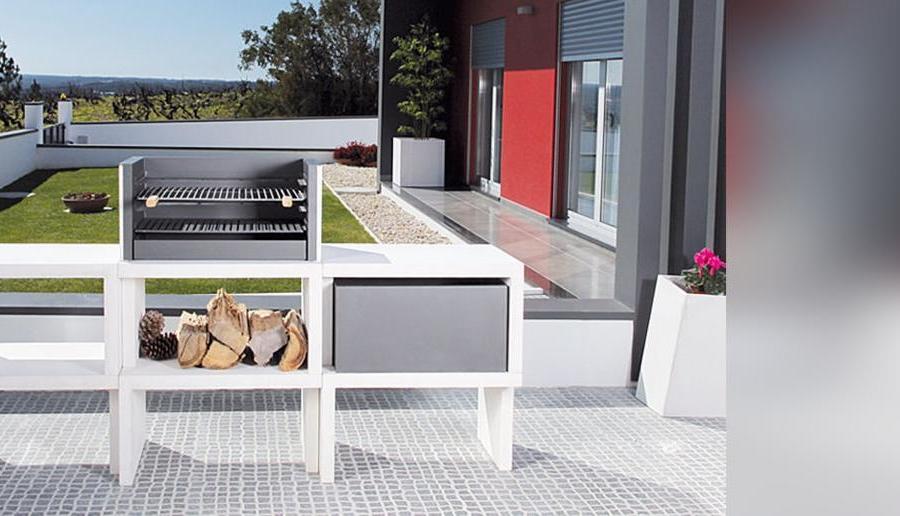 LIV, Blive, moduli in cemento e metallo dello spessore da 3 a 5 cm; sono disponibili mensole, griglie in inox e cassetti per creare una composizione-barbecue realmente su misura